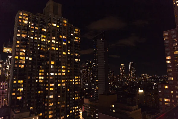 Escena urbana de la ciudad de Nueva York en la noche, EE.UU. - foto de stock