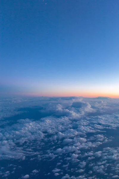 Vista del cielo azul nublado y la luz del sol como fondo - foto de stock