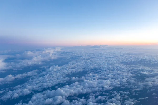 Vista do céu azul nublado e luz solar como fundo — Fotografia de Stock