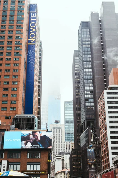 NOVA IORQUE, EUA - OUTUBRO 8, 2018: vista de baixo ângulo da rua da cidade de Nova Iorque, EUA — Fotografia de Stock