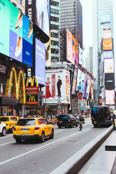 TIMES SQUARE, NUEVA YORK, EE.UU. - 8 DE OCTUBRE DE 2018: escena urbana con mucha gente Times Square en Nueva York, EE.UU. — Stock Photo