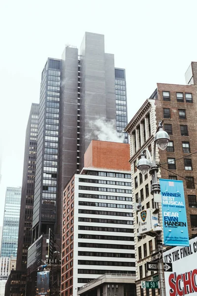 НЬЮ-ЙОРК, США - 8 октября 2018 года: вид на улицу Нью-Йорка с низким углом, сша — стоковое фото