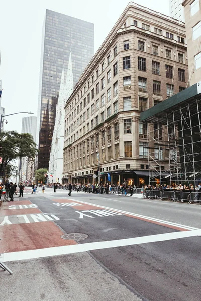 NEW YORK, États-Unis - 8 OCTOBRE 2018 : scène urbaine avec rue New York, États-Unis — Photo de stock