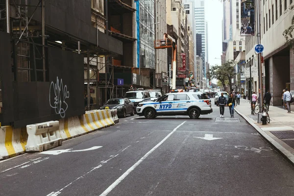 NUEVA YORK, EE.UU. - 8 de octubre de 2018: escena urbana con calle Nueva York con coche de policía, EE.UU. - foto de stock