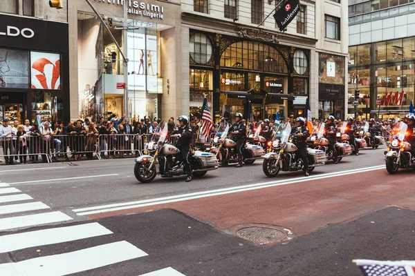 NUEVA YORK, EE.UU. - 8 de octubre de 2018: desfile de la ciudad en la calle en Nueva York, EE.UU. - foto de stock