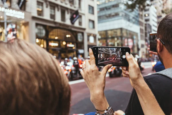 NUEVA YORK, EE.UU. - 8 de octubre de 2018: mujer tomando fotos del desfile de la ciudad en la calle en Nueva York, EE.UU. - foto de stock