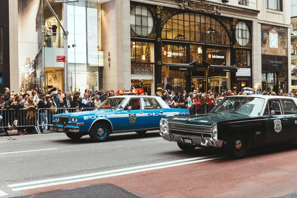 NEW YORK, États-Unis - 8 OCTOBRE 2018 : défilé en ville avec des voitures de police dans la rue à New York, États-Unis — Photo de stock