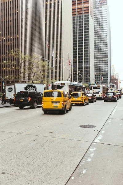 NUEVA YORK, EE.UU. - 8 DE OCTUBRE DE 2018: escena urbana con calle de la ciudad de Nueva York, coches y rascacielos, EE.UU. - foto de stock