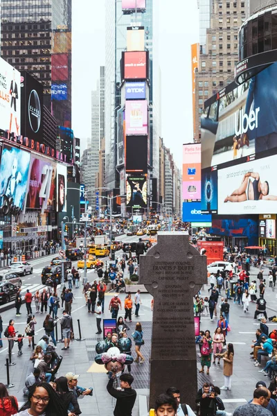 TIMES SQUARE, НЬЮ-ЙОРК, США - 8 октября 2018 года: городская сцена с многолюдной площадью времени в Нью-Йорке, США — стоковое фото