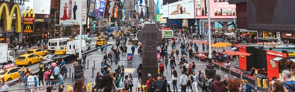 TIMES SQUARE, НЬЮ-ЙОРК, США - 8 октября 2018 года: панорамный вид на площадь переполненного времени в Нью-Йорке, США — стоковое фото