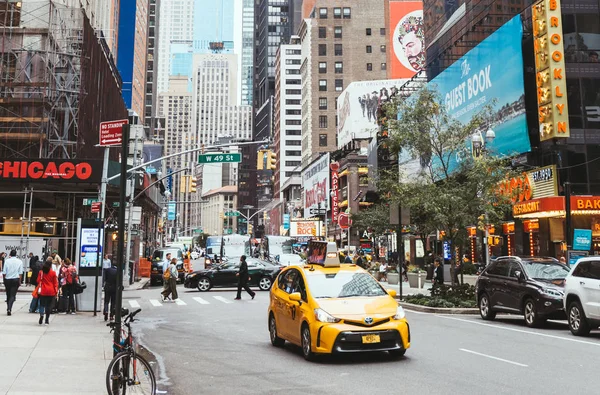 TIMES SQUARE, NEW YORK, USA - 8 OTTOBRE 2018: scena urbana con orari affollati piazza a New York, USA — Foto stock