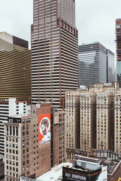 NUEVA YORK, EE.UU. - 8 de octubre de 2018: escena urbana con rascacielos en la ciudad de Nueva York, EE.UU. - foto de stock