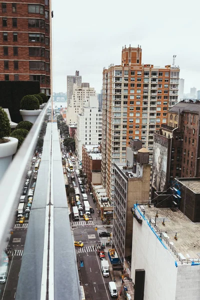 НЬЮ-ЙОРК, США - 8 октября 2018 года: вид на небоскребы и автомобили Нью-Йорка, США — стоковое фото
