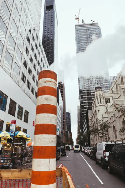 NUEVA YORK, EE.UU. - 8 DE OCTUBRE DE 2018: vista de ángulo bajo de la calle de la ciudad, Nueva York, EE.UU. - foto de stock