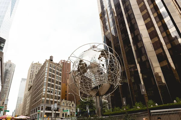 NUEVA YORK, EE.UU. - 8 DE OCTUBRE DE 2018: vista de ángulo bajo de la escultura unisfera de la ciudad de Nueva York y los rascacielos, EE.UU. - foto de stock