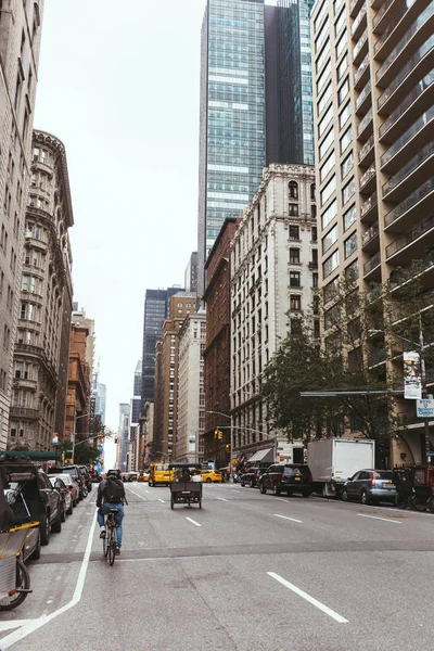 НЬЮ-ЙОРК, США - 8 октября 2018 года: городская сцена с небоскребами и улицей города в Нью-Йорке, США — стоковое фото