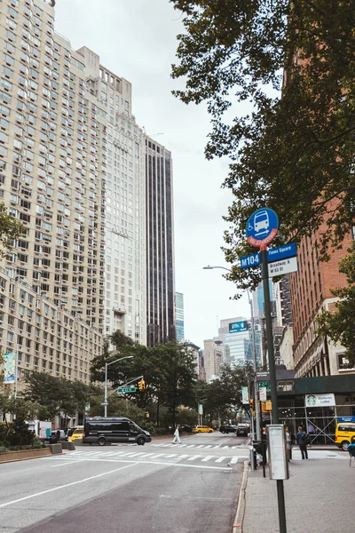 NUEVA YORK, EE.UU. - 8 de octubre de 2018: escena urbana con rascacielos y calle de la ciudad en Nueva York, EE.UU. - foto de stock