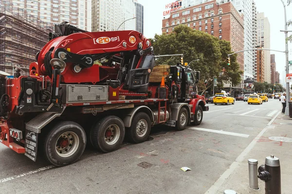NEW YORK, États-Unis - 8 OCTOBRE 2018 : scène urbaine avec des véhicules sur la rue de New York, États-Unis — Photo de stock