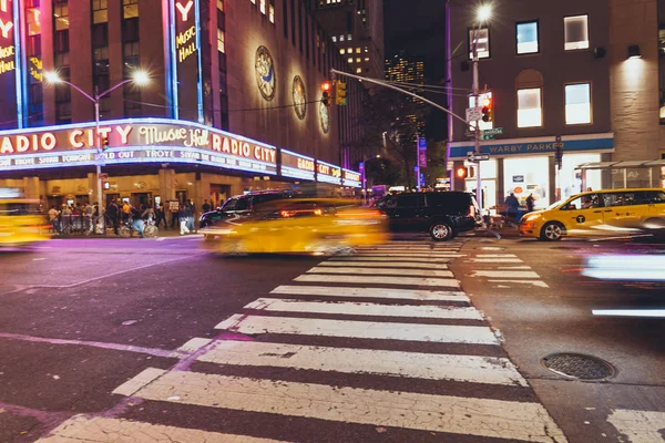 TIMES SQUARE, NOVA IORQUE, EUA - OUTUBRO 8, 2018: filme dos tempos quadrados e carros em Nova York à noite, EUA — Fotografia de Stock