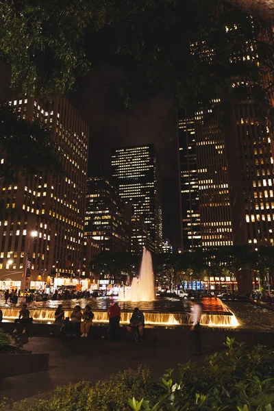 НЬЮ-ЙОРК, США - 8 октября 2018 года: городская сцена с Нью-Йорком ночью, сша — стоковое фото