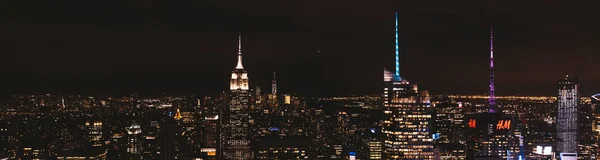 NUEVA YORK, EE.UU. - 8 DE OCTUBRE DE 2018: vista panorámica de la ciudad de Nueva York por la noche, EE.UU. - foto de stock