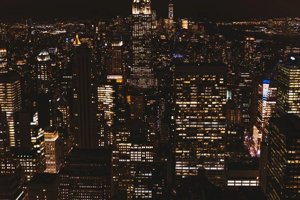 НЬЮ-ЙОРК, США - 8 октября 2018 года: вид с воздуха на Нью-Йорк ночью, США — стоковое фото