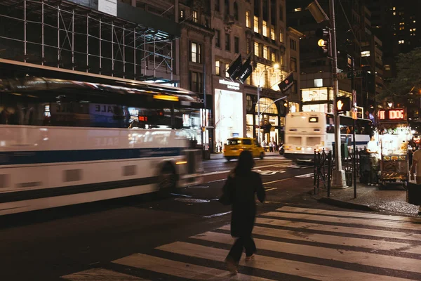 NEW YORK, États-Unis - 8 OCTOBRE 2018 : scène urbaine avec rue new-yorkaise la nuit, États-Unis — Photo de stock