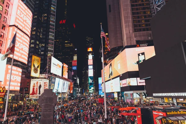 TIMES SQUARE, НЬЮ-ЙОРК, США - 8 октября 2018 года: городская сцена с многолюдной площадью времени в Нью-Йорке ночью, США — стоковое фото