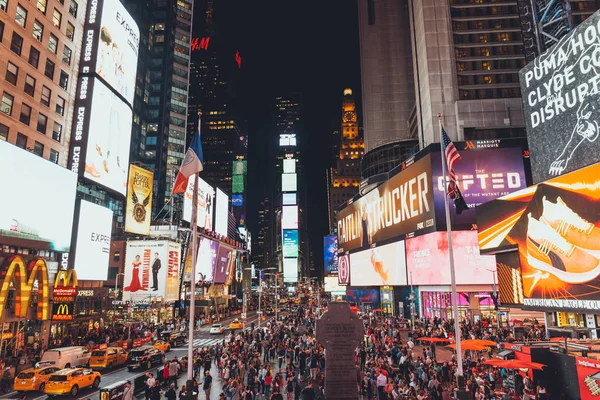 TIMES SQUARE, NEW YORK, ÉTATS-UNIS - 8 OCTOBRE 2018 : scène urbaine avec des horaires chargés à New York la nuit, États-Unis — Photo de stock