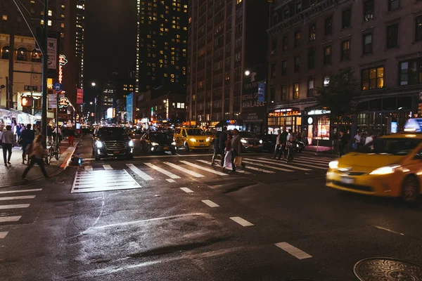 NEW YORK, USA - 8 OTTOBRE 2018: scena urbana con New York City Street di notte, USA — Foto stock