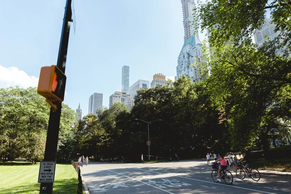 NUEVA YORK, EE.UU. - 8 de octubre de 2018: vista panorámica de los rascacielos y el parque en Nueva York, EE.UU. - foto de stock