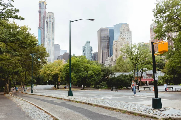 NUEVA YORK, EE.UU. - 8 de octubre de 2018: escena urbana con rascacielos y parque urbano en Nueva York, EE.UU. - foto de stock