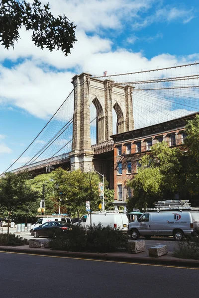 NUEVA YORK, EE.UU. - 8 de octubre de 2018: escena urbana con puente de Brooklyn y calle de la ciudad de Nueva York, EE.UU. - foto de stock