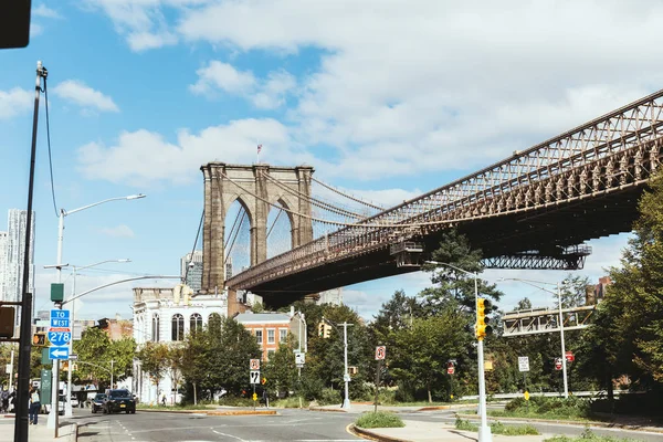 NEW YORK, États-Unis - 8 OCTOBRE 2018 : scène urbaine avec pont de Brooklyn et rue de New York, États-Unis — Photo de stock