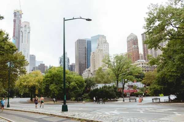 НЬЮ-ЙОРК, США - 8 октября 2018 года: городская сцена с небоскребами и городским парком в Нью-Йорке, США — стоковое фото