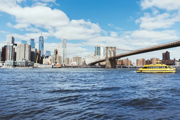 MANHATTAN, NEW YORK, États-Unis - 8 OCTOBRE 2018 : belle vue sur le manhattan et le pont de Brooklyn à New York, États-Unis — Photo de stock