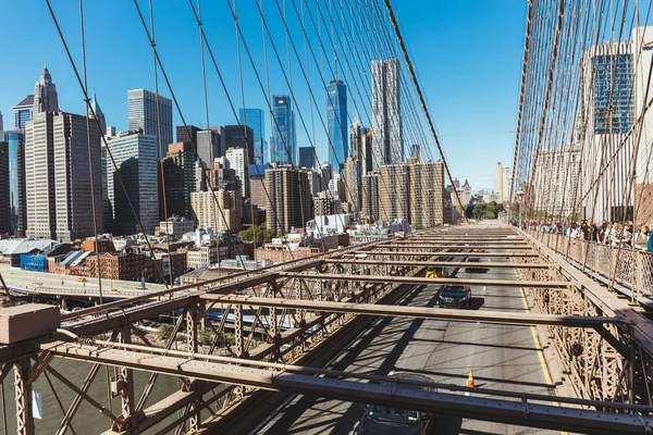 MANHATTAN, НЬЮ-ЙОРК, США - 8 октября 2018 года: городская сцена с Манхэттеном и Бруклинским мостом в Нью-Йорке, США — стоковое фото