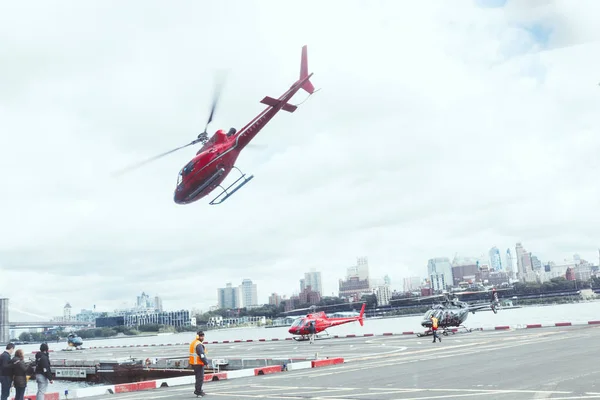 NOVA IORQUE, EUA - OUTUBRO 8, 2018: pessoas em helicóptero com cidade de Nova York em segundo plano, EUA — Fotografia de Stock