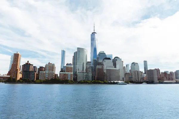 MANHATTAN, NUEVA YORK, EE.UU. - 8 DE OCTUBRE DE 2018: hermosa vista de Manhattan y el océano Atlántico, Nueva York, EE.UU. - foto de stock