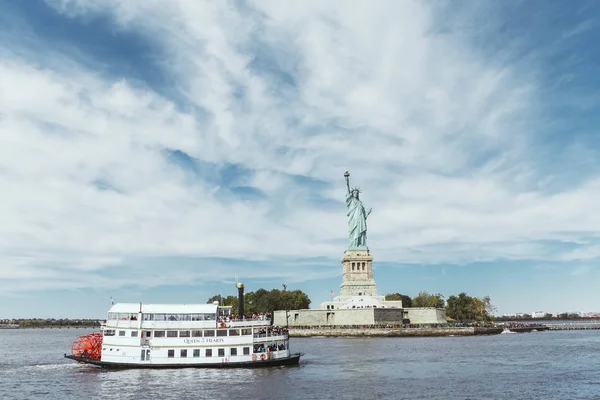 STATUE OF LIBERTY, NEW YORK, USA - 8 октября 2018 года: статуя свободы в Нью-Йорке на фоне голубого облачного неба, США — стоковое фото