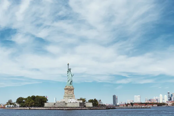 ESTATUTO DE LIBERDADE, NOVA IORQUE, EUA - OUTUBRO 8, 2018: estátua da liberdade em Nova Iorque contra o fundo azul do céu nublado, EUA — Fotografia de Stock