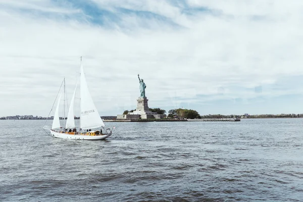 STATUE OF LIBERTY, NEW YORK, USA - 8 октября 2018 года: статуя свободы в Нью-Йорке на фоне голубого облачного неба, США — стоковое фото