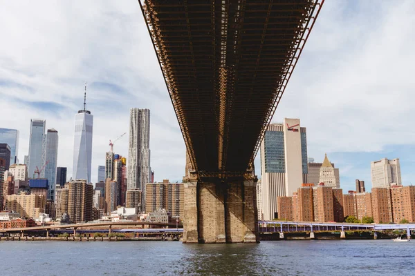 MANHATTAN, NUEVA YORK, EE.UU. - 8 DE OCTUBRE DE 2018: Manhattan y Brooklyn Bridge en Nueva York, EE.UU. - foto de stock