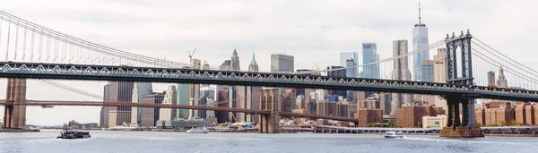 НЬЮ-ЙОРК, США - 8 октября 2018 года: панорамный вид на Манхэттен и Бруклинский мост в Нью-Йорке, США — стоковое фото