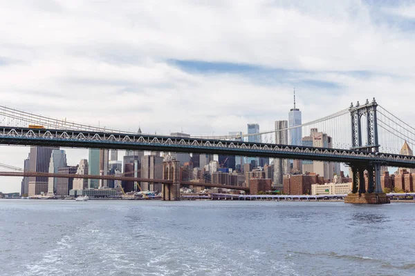 MANHATTAN, NUEVA YORK, EE.UU. - 8 DE OCTUBRE DE 2018: hermosa vista del puente Manhattan y Brooklyn en Nueva York, EE.UU. - foto de stock