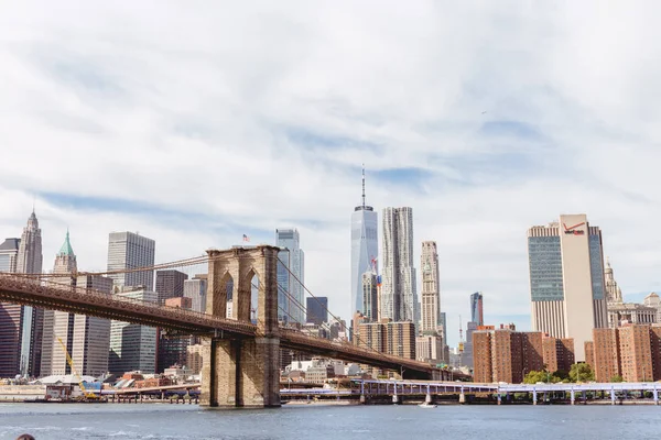 MANHATTAN, NUEVA YORK, EE.UU. - 8 DE OCTUBRE DE 2018: hermosa vista del puente Manhattan y Brooklyn en Nueva York, EE.UU. - foto de stock