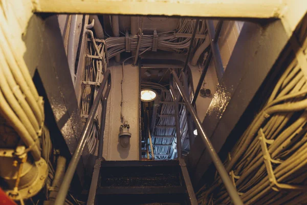 НЬЮ-ЙОРК, США - 8 октября 2018 года: интерьер морского парома с лестницами и лампами — стоковое фото