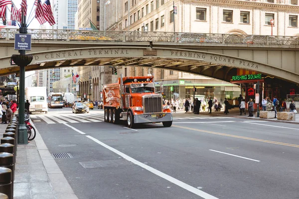 NOVA IORQUE, EUA - OUTUBRO 8, 2018: cena urbana com veículos na rua da cidade de Nova York, EUA — Fotografia de Stock