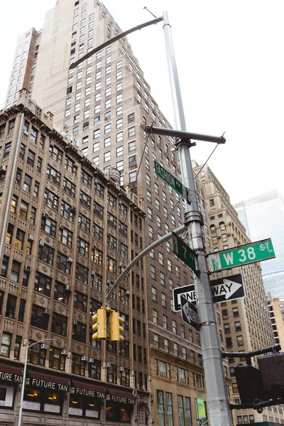 NUEVA YORK, EE.UU. - 8 DE OCTUBRE DE 2018: vista de ángulo bajo de la calle de la ciudad de Nueva York, EE.UU. - foto de stock