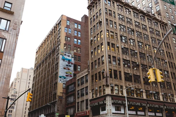 НЬЮ-ЙОРК, США - 8 октября 2018 года: вид на улицу Нью-Йорка с низким углом, сша — стоковое фото
